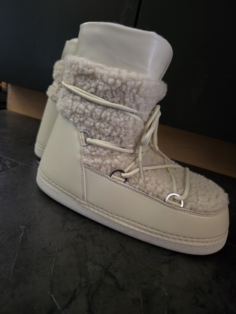 Women’s Cream Sherpa Lace-Up Winter Boots - Picture 3 of 6